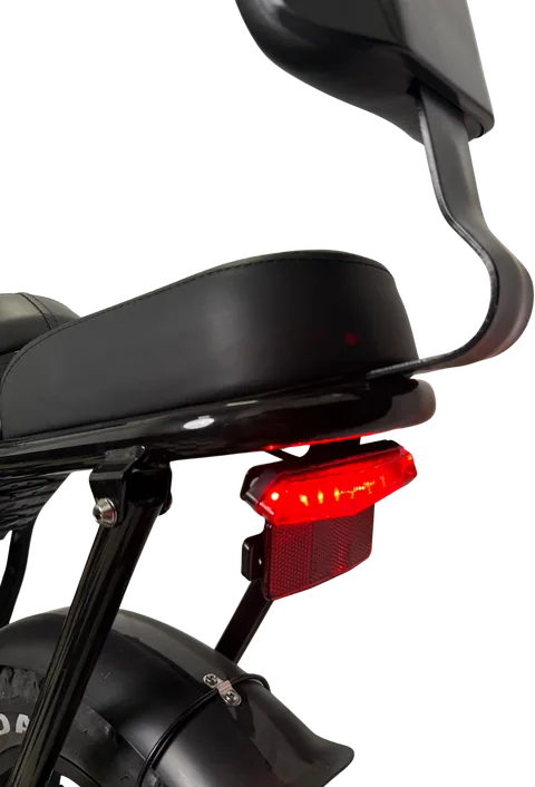 Feu arrière rouge allumé sous la selle passager du fatbike